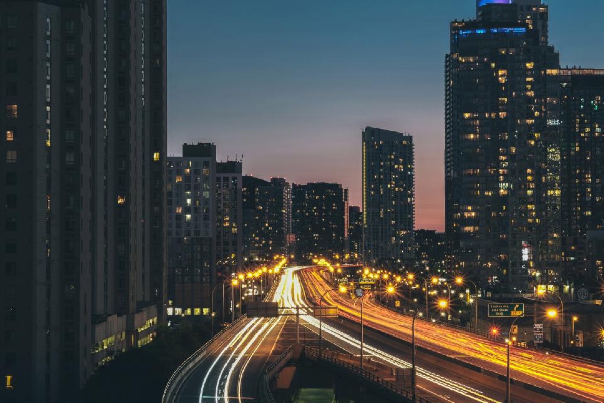 Strada urbana di notte con scie di luci dei veicoli
