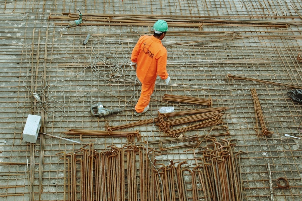 Operaio con tuta ad alta visibilità in un cantiere