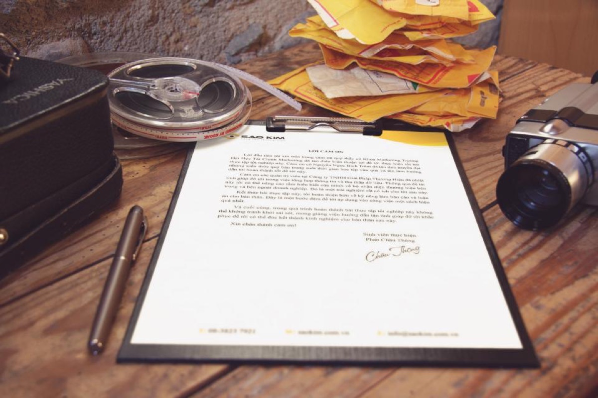 Documento con penna su una scrivania, pronto per la firma