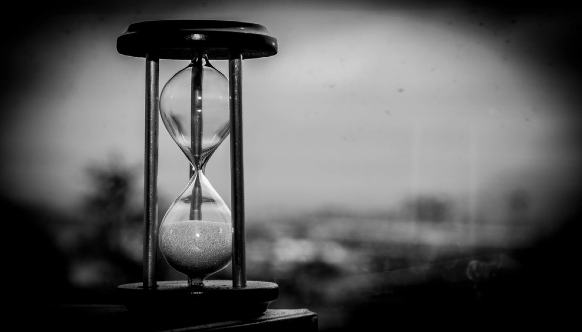 Clessidra in bianco e nero: il tempo che scorre