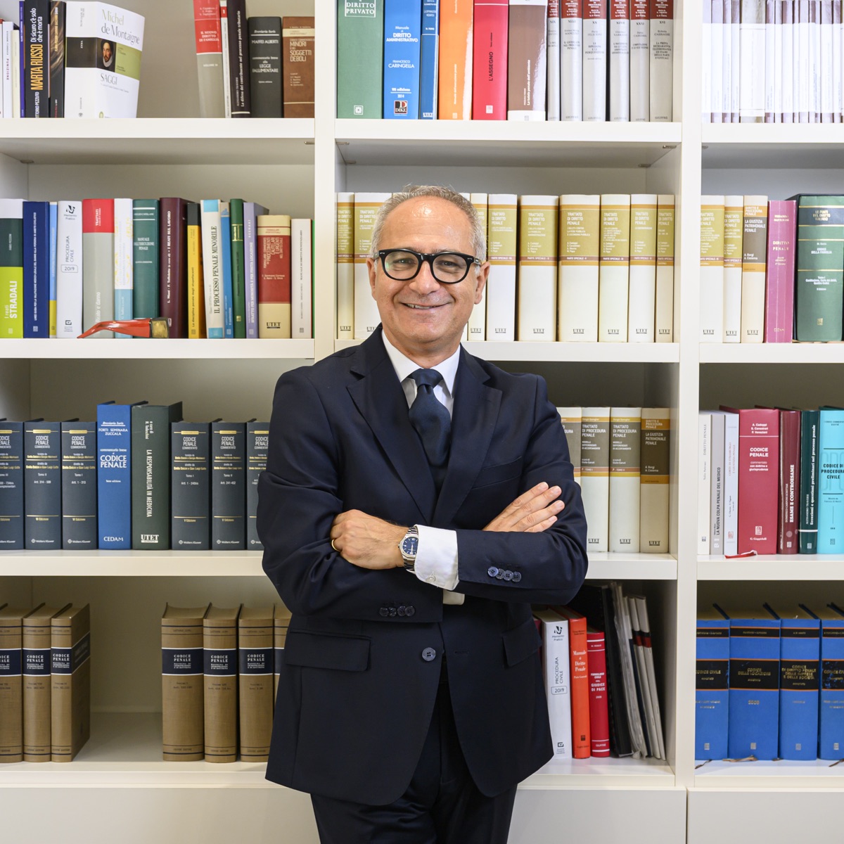 L’Avv. Lampis davanti ai codici nella biblioteca dello studio