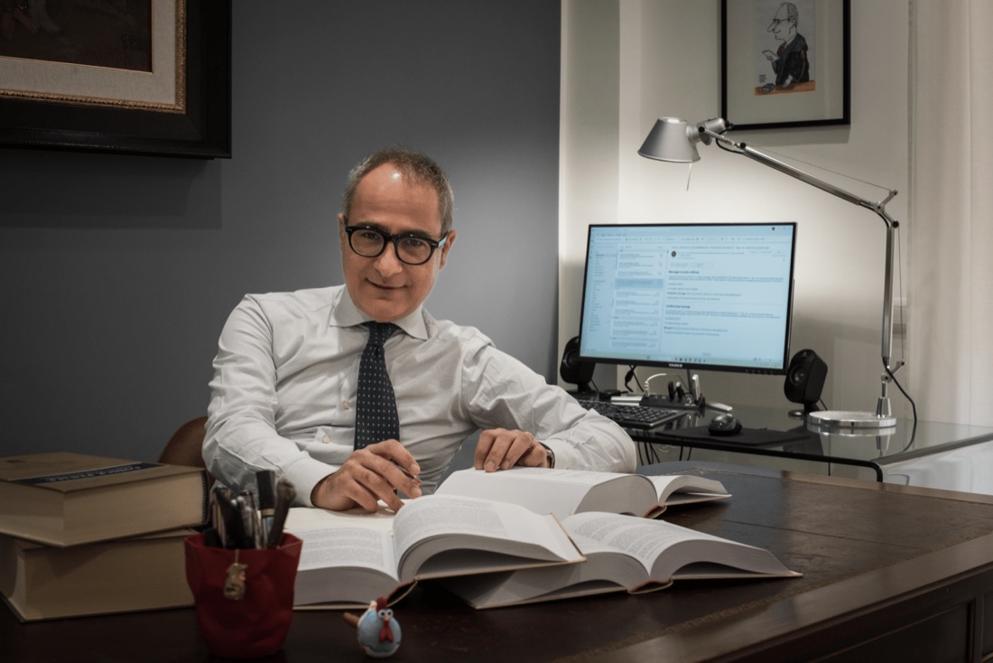 L'Avv. Giovanni Antonio Lampis al lavoro nel suo studio a Cagliari